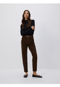 Reserved - Jeansy mom fit slim - brązowy. Kolor: brązowy