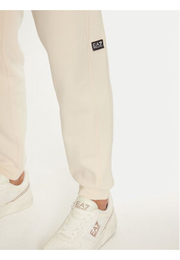EA7 Emporio Armani Spodnie dresowe 6DPP58 PJVTZ 1713 Beżowy Regular Fit. Kolor: beżowy. Materiał: bawełna