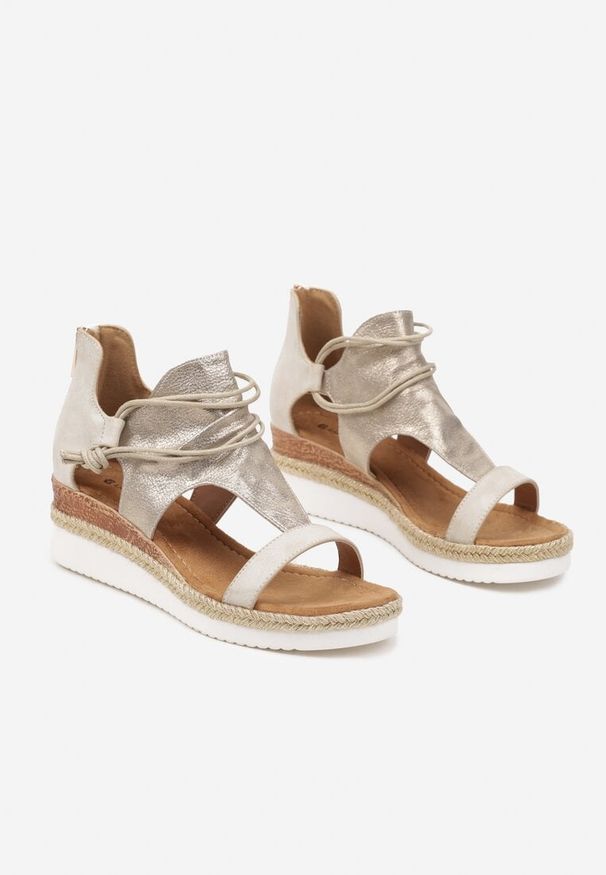 Born2be - Beżowe Sandały na Koturnie z Plecionym Paskiem i Ozdobnym Sznurkiem Marinoris. Okazja: na spacer, na plażę. Nosek buta: otwarty. Zapięcie: pasek. Kolor: beżowy. Sezon: lato. Obcas: na koturnie