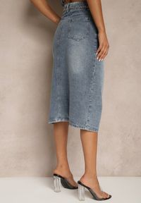 Renee - Granatowa Jeansowa Spódnica z Bawełny z Łańcuchem Lilurea. Okazja: na co dzień. Kolor: niebieski. Materiał: bawełna, jeans. Styl: klasyczny, elegancki, casual