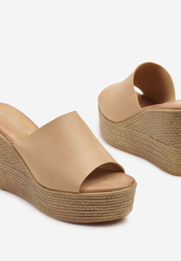 Renee - Beżowe Casualowe Klapki w Stylu Drewniaków na Koturnie Nevessae. Okazja: na co dzień. Kolor: beżowy. Materiał: jeans. Obcas: na koturnie. Styl: casual