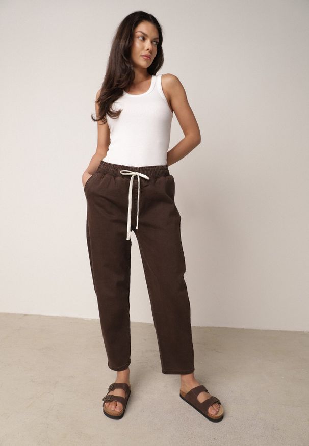 Born2be - Brązowe Bawełniane Jeansy Mom Fit ze Ściągaczem i Wiązaniem w Pasie Pallelato. Okazja: na co dzień. Kolor: brązowy. Długość: długie. Styl: elegancki, casual