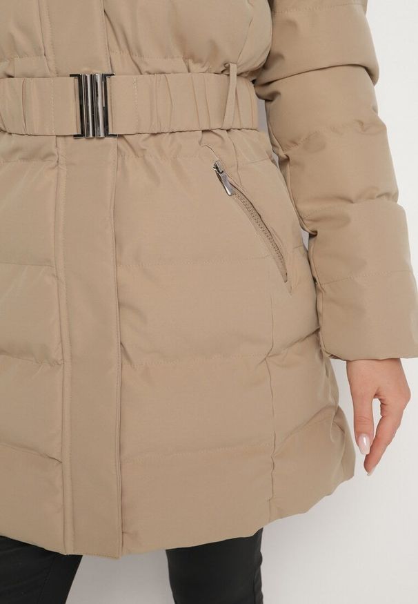 Born2be - Ciemnobeżowa Pikowana Kurtka z Paskiem w Talii i Kapturem Daicy. Okazja: na co dzień. Kolor: beżowy. Materiał: dzianina, futro, jeans. Styl: casual