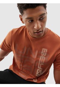 4f - T-shirt regular z bawełny organicznej męski - brązowy. Kolor: brązowy. Materiał: bawełna. Wzór: nadruk