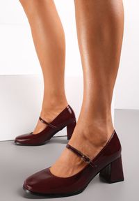 Renee - Bordowe Lakierowane Czółenka na Słupku ze Sprzączką Feworra. Okazja: na co dzień. Zapięcie: sprzączka. Kolor: czerwony. Materiał: lakier. Obcas: na słupku. Styl: casual, elegancki #1