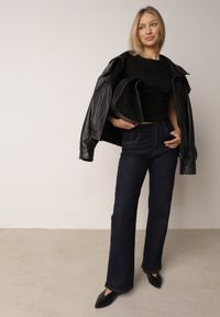 Born2be - Czarny Bawełniany T-shirt w Prążki o Dopasowanym Kroju z Marszczeniem Cherita. Okazja: na co dzień. Kolor: czarny. Materiał: bawełna. Wzór: prążki. Styl: casual, sportowy #3