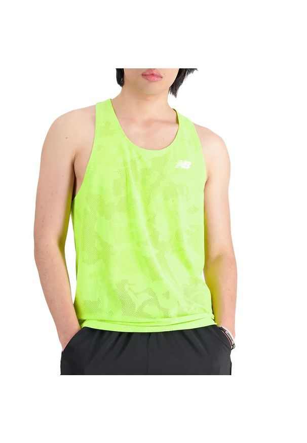 Koszulka New Balance MT33280THW - zielona. Kolor: zielony. Materiał: materiał. Długość rękawa: krótki rękaw. Długość: krótkie. Sport: fitness
