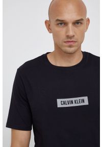 Calvin Klein Performance - T-shirt. Okazja: na co dzień. Kolor: czarny. Wzór: nadruk. Styl: casual