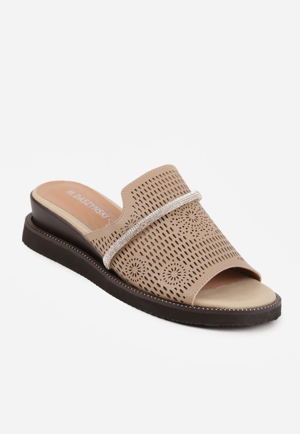 Born2be - Beżowe Skórzane Klapki na Koturnie z Ażurową Cholewką i Cyrkoniami Nessorin. Okazja: na co dzień. Kolor: beżowy. Materiał: skóra. Wzór: ażurowy. Sezon: lato. Obcas: na koturnie. Styl: casual