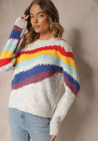 Renee - Jasnoszary Sweter Ozdobiony Ukośnymi Paskami Zenstina. Okazja: na co dzień. Kolor: szary. Materiał: jeans. Wzór: aplikacja. Styl: casual