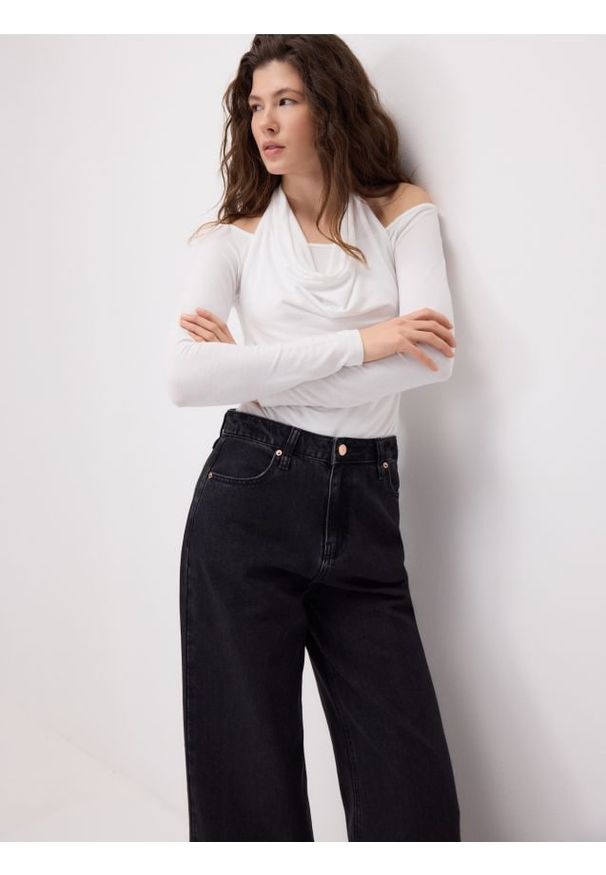 Reserved - Bluzka z ozdobnym dekoltem - złamana biel. Materiał: dzianina, wiskoza