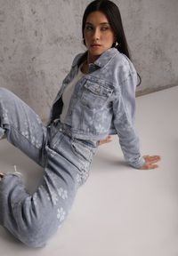 Renee - Niebieska Jeansowa Kurtka Cropped z Bawełną i Wiskozą w Kwiatowy Print Malwira. Okazja: na co dzień. Kolor: niebieski. Materiał: wiskoza, jeans, bawełna. Wzór: nadruk, kwiaty. Sezon: wiosna. Styl: casual #1