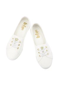 Trampki damskie Lee Cooper, cholewka z materiału tekstylnego elastyczne sznurówki na płaskiej podeszwie, białe, LCW-26-02-4043L SVL-395. Okazja: na co dzień. Zapięcie: sznurówki. Kolor: biały. Materiał: materiał. Szerokość cholewki: normalna. Obcas: na płaskiej podeszwie. Styl: elegancki, klasyczny, casual #5