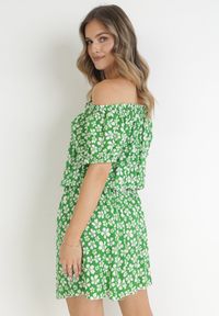 Born2be - Zielona Rozkloszowana Sukienka Mini z Hiszpańskim Dekoltem i Gumką w Talii z Wiskozy Jassinta. Okazja: na co dzień. Kolor: zielony. Materiał: wiskoza. Styl: casual. Długość: mini #4