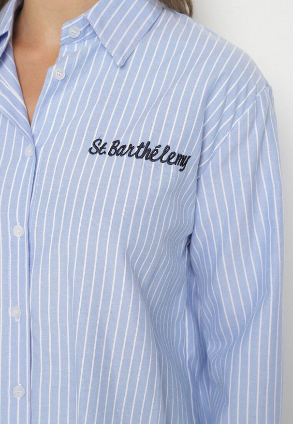 Born2be - Jasnoniebieska Koszula w Paski Zdobiona Haftem Denelle. Okazja: na spotkanie biznesowe, do pracy, na co dzień. Typ kołnierza: kołnierzyk klasyczny. Kolor: niebieski. Materiał: jeans. Długość rękawa: długi rękaw. Długość: długie. Wzór: aplikacja, haft, paski. Styl: casual, klasyczny, biznesowy