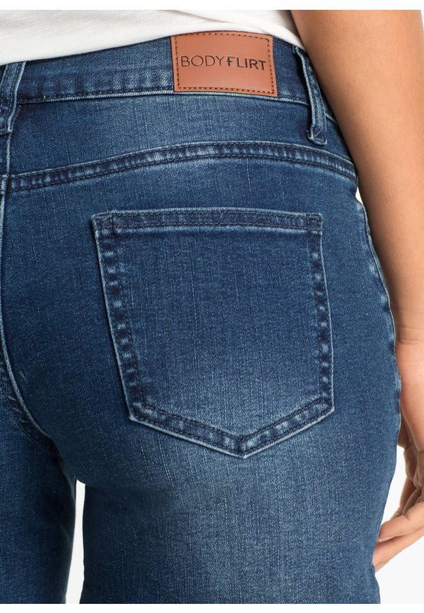 bonprix - Szorty dżinsowe z haftem. Kolor: niebieski. Wzór: haft. Sezon: lato