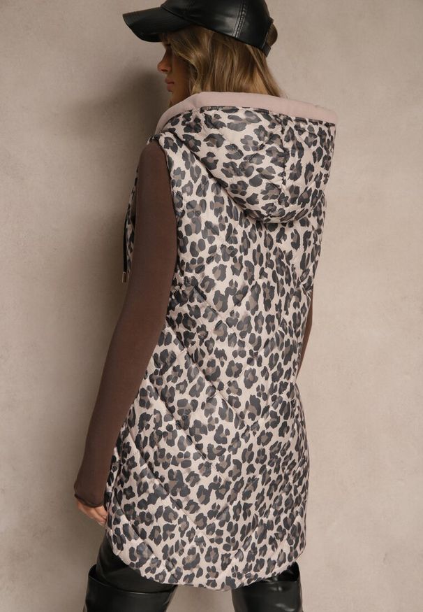 Renee - Złoto-Różowa Asymetryczna Kamizelka w Panterkę z Pikowanymi Przeszyciami Falasea. Okazja: na co dzień. Kolor: złoty. Materiał: jeans. Wzór: motyw zwierzęcy. Styl: casual, sportowy, klasyczny