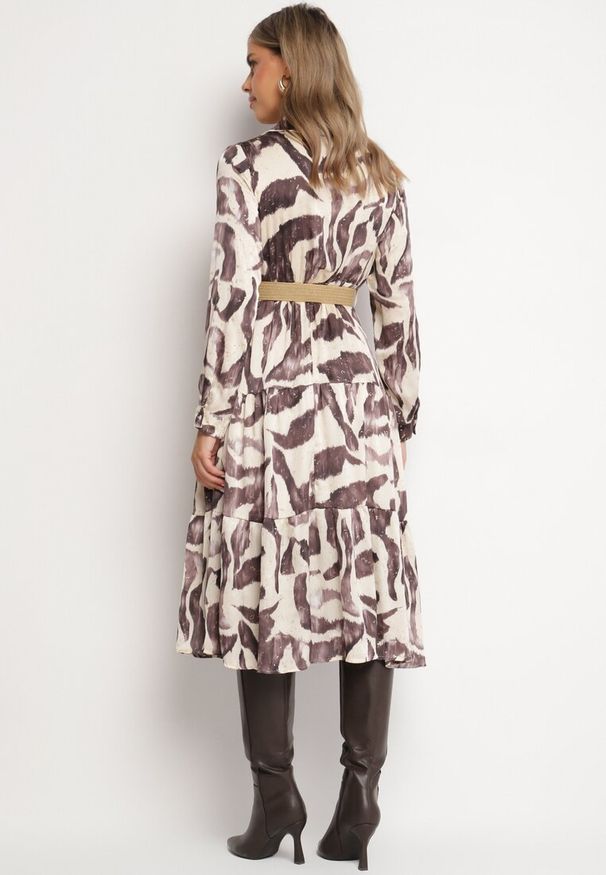 Born2be - Beżowo-Brązowa Kopertowa Sukienka w Abstrakcyjny Wzór z Gumką w Talii i Paskiem Zinnitaria. Okazja: na co dzień. Kolor: beżowy. Materiał: jeans. Typ sukienki: kopertowe. Styl: klasyczny, casual