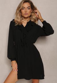 Renee - Czarna Mini Sukienka o Rozkloszowanym Fasonie z Falbankami i Gumką w Talii Beranzze. Typ kołnierza: kołnierz z falbankami. Kolor: czarny. Materiał: skóra. Długość rękawa: długi rękaw. Długość: mini