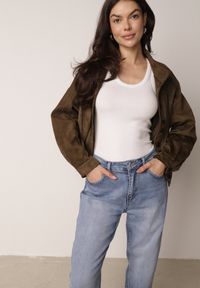 Born2be - Niebieskie Klasyczne Jeansy Mom Fit z Wysokim Stanem z Bawełny Charvielle. Okazja: na co dzień. Stan: podwyższony. Kolekcja: plus size. Kolor: niebieski. Długość: krótkie. Styl: klasyczny #8