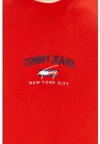 Tommy Jeans - Bluza bawełniana. Okazja: na co dzień. Kolor: czerwony. Materiał: bawełna. Wzór: aplikacja. Styl: casual