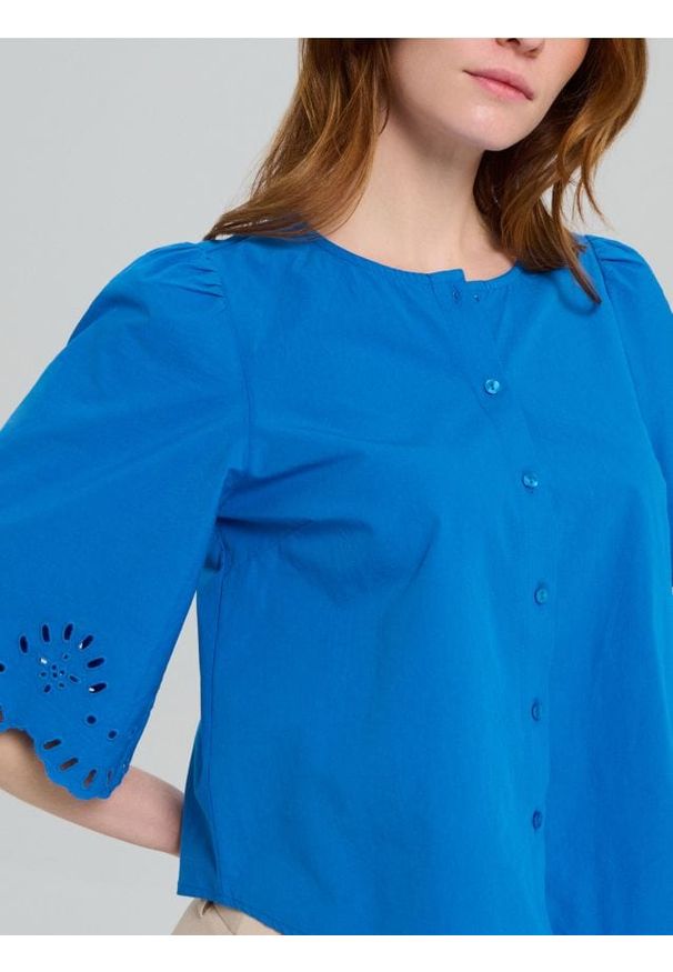 Sinsay - Koszulowa bluzka z ażurowym wykończeniem rękawa - niebieski. Kolor: niebieski. Wzór: ażurowy