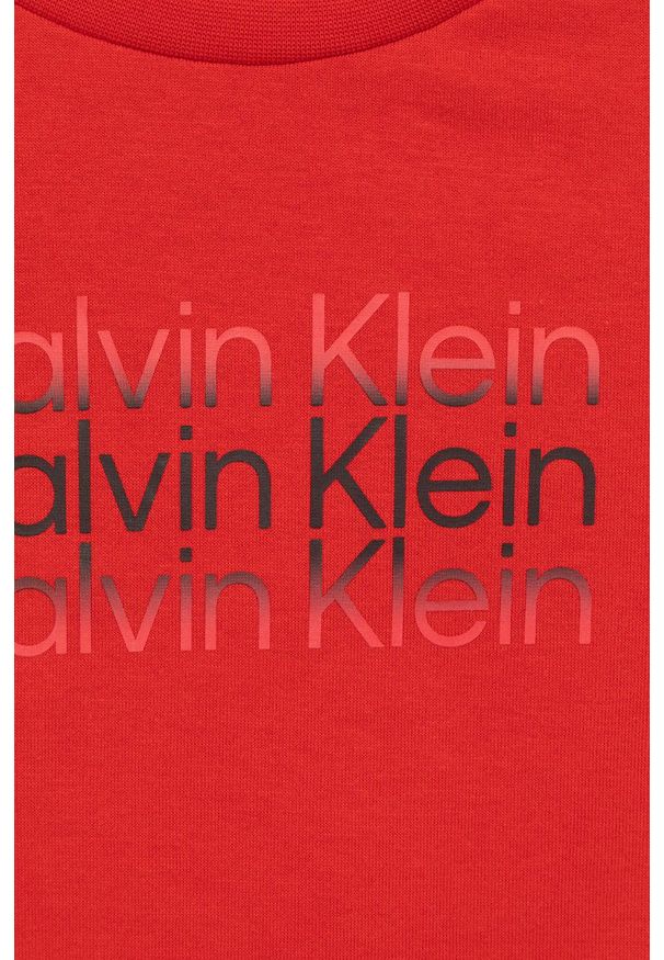 Calvin Klein Jeans t-shirt bawełniany dziecięcy kolor czerwony z nadrukiem. Okazja: na co dzień. Kolor: czerwony. Materiał: bawełna. Wzór: nadruk. Styl: casual