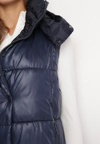 Born2be - Granatowa Kamizelka o Długim Pikowanym Fasonie z Odpinanym Kapturem Glonte. Okazja: na co dzień. Kolor: niebieski. Materiał: tkanina, materiał. Długość: długie. Styl: casual, klasyczny #3