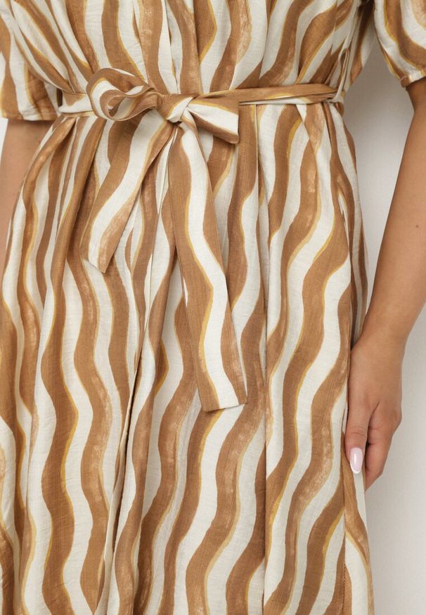 Born2be - Brązowa Pudełkowa Sukienka z Wiskozy w Geometryczny Wzór z Paskiem Luniretia. Okazja: na co dzień. Kolor: brązowy. Materiał: wiskoza. Wzór: geometria. Sezon: wiosna, lato. Styl: casual, elegancki, klasyczny