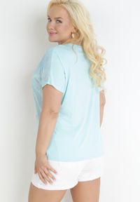 Born2be - Jasnoniebieski Bawełniany T-shirt z Błyszczącym Nadrukiem Aseda. Kolor: niebieski. Materiał: bawełna. Długość rękawa: krótki rękaw. Długość: krótkie. Wzór: nadruk #4
