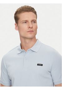 Calvin Klein Polo K10K111196 Błękitny Slim Fit. Typ kołnierza: polo. Kolor: niebieski. Materiał: bawełna #2