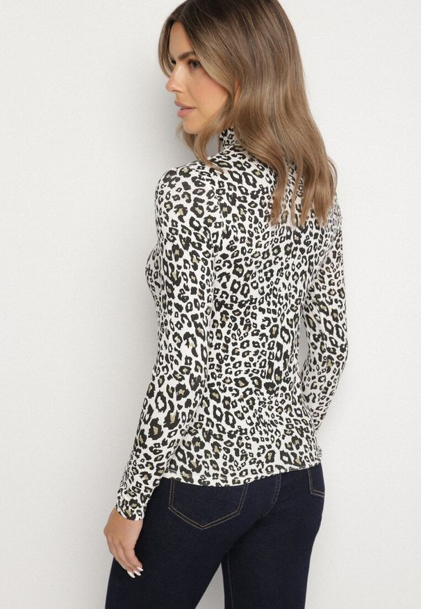 Born2be - Czarno-Biała Bawełniana Bluzka w Panterkę z Golfem i Długim Rękawem Falumea. Okazja: na co dzień. Typ kołnierza: golf. Kolor: czarny. Materiał: bawełna. Długość rękawa: długi rękaw. Długość: długie. Wzór: motyw zwierzęcy. Styl: elegancki, casual, klasyczny