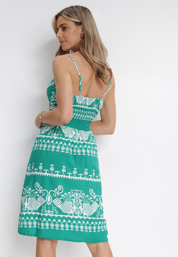 Born2be - Zielona Sukienka z Wiskozy w Ornamentalny Wzór z Gumką w Talii Hirata. Kolor: zielony. Materiał: wiskoza