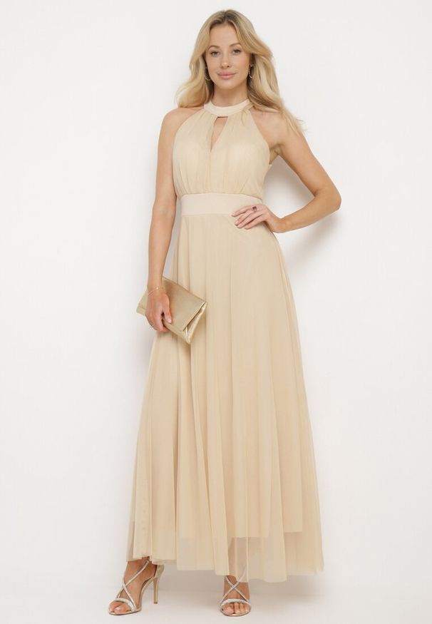 Born2be - Beżowa Wieczorowa Sukienka ze Stójką Wiązana w Talii Ozdobiona Siateczką Nestasoni. Okazja: na imprezę. Typ kołnierza: kołnierzyk stójkowy. Kolor: beżowy. Materiał: satyna. Długość rękawa: bez rękawów. Wzór: aplikacja. Styl: wizytowy