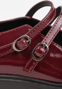 Renee - Bordowe Półbuty Lakierowane na Platformie Ozdobione Sprzączkami Nevauna. Okazja: na spotkanie biznesowe, do pracy. Zapięcie: sprzączka. Kolor: czerwony. Materiał: lakier. Wzór: aplikacja. Obcas: na platformie. Styl: biznesowy, elegancki #8