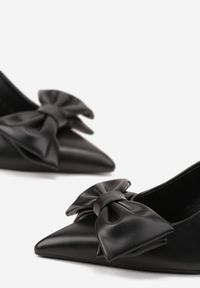 Renee - Czarne Sandały Vices na Szpilce Slingback Ozdobione Kokardą Tilvanea. Okazja: na wesele, na co dzień, na ślub cywilny. Zapięcie: sprzączka. Kolor: czarny. Wzór: aplikacja. Obcas: na szpilce. Styl: casual, elegancki #5