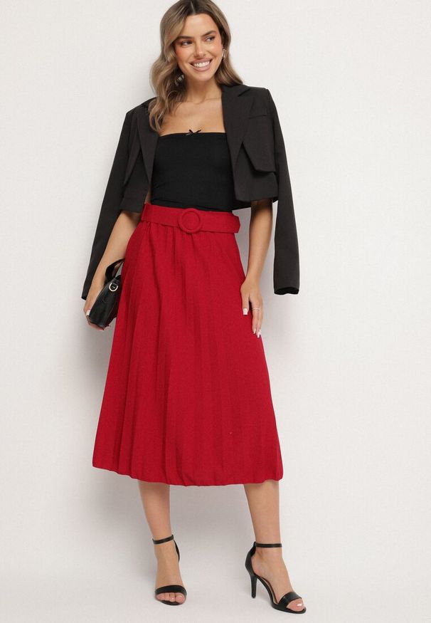 Born2be - Czerwona Plisowana Spódnica Ozdobiona Paskiem z Okrągła Klamrą Sanelle. Okazja: na co dzień. Kolor: czerwony. Wzór: aplikacja. Styl: casual, elegancki