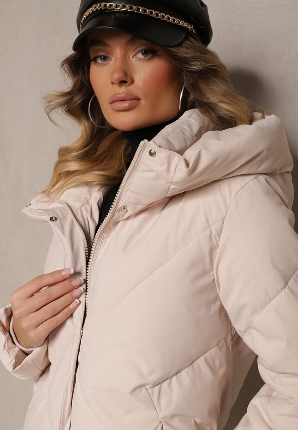 Renee - Jasnobeżowa Długa Kurtka z Pikowanymi Przeszyciami Kieszeniami i Kapturem Cemeriana. Okazja: na co dzień. Kolor: beżowy. Materiał: tkanina, jeans. Długość: długie. Sezon: zima. Styl: elegancki, casual