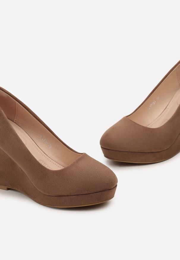Renee - Ciemnobeżowe Czółenka na Koturnie z Ekozamszu Enicoria. Okazja: na co dzień. Kolor: beżowy. Obcas: na koturnie. Styl: elegancki, casual