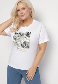 Born2be - Biały Bawełniany T-shirt z Abstrakcyjnym Nadrukiem Dlerra. Okazja: na co dzień. Kolekcja: plus size. Kolor: biały. Materiał: bawełna. Wzór: nadruk. Styl: casual, elegancki