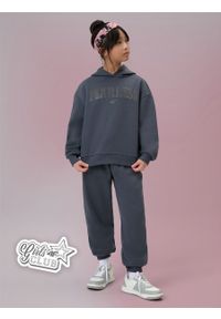 4f - 4F Spodnie dresowe joggery dziewczęce - szare 122/128 (6-8 lat). Okazja: na co dzień. Kolor: szary. Materiał: dresówka. Wzór: aplikacja. Sezon: lato. Styl: casual #1