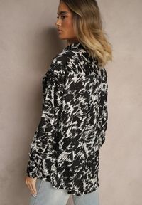 Renee - Czarno-Biała Koszula o Dłuższym Kroju Ozdobiona i Abstrakcyjnym Wzorem Koriassa. Okazja: na co dzień, na imprezę. Kolor: czarny. Materiał: jeans. Długość: długie. Wzór: aplikacja. Styl: casual, elegancki