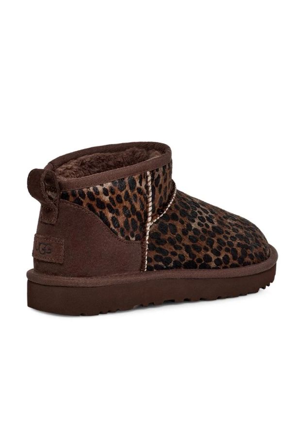 Ugg - Buty zimowe damskie UGG W Classic Ultra Mini. Okazja: na plażę. Kolor: brązowy. Materiał: materiał. Sezon: zima. Styl: młodzieżowy