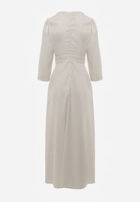 Born2be - Jasnobeżowa Kopertowa Sukienka Wieczorowa z Metaliczną Aplikacją w Talii Henalana. Okazja: na imprezę. Typ kołnierza: dekolt w serek. Kolor: beżowy. Wzór: aplikacja. Typ sukienki: kopertowe. Styl: wizytowy #6