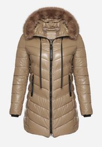 Born2be - Brązowa Pikowana Kurtka z Kapturem z Futerkiem Zorria. Typ kołnierza: kaptur. Kolekcja: plus size. Kolor: brązowy. Materiał: futro. Wzór: aplikacja