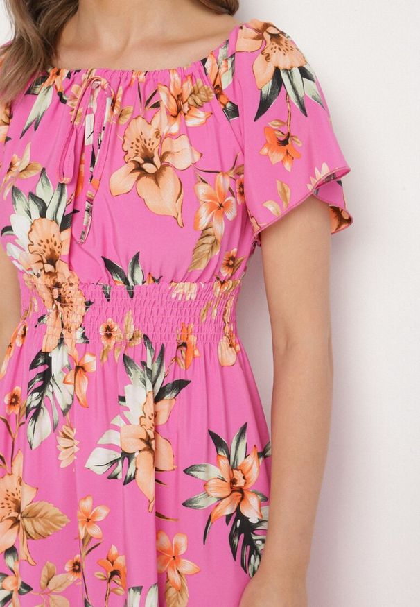 Born2be - Fuksjowa Sukienka w Kwiaty z Gumką w Talii i Hiszpańskim Dekoltem Devoris. Okazja: na spacer, na imprezę, na co dzień. Kolor: różowy. Wzór: kwiaty. Sezon: lato. Styl: elegancki, casual