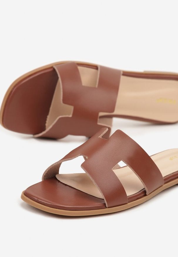 Born2be - Ciemnobrązowe Klapki Vices z Geometryczną Cholewką Arlemia. Okazja: na spacer. Kolor: brązowy. Materiał: jeans. Wzór: geometria. Sezon: lato. Obcas: na płaskiej podeszwie