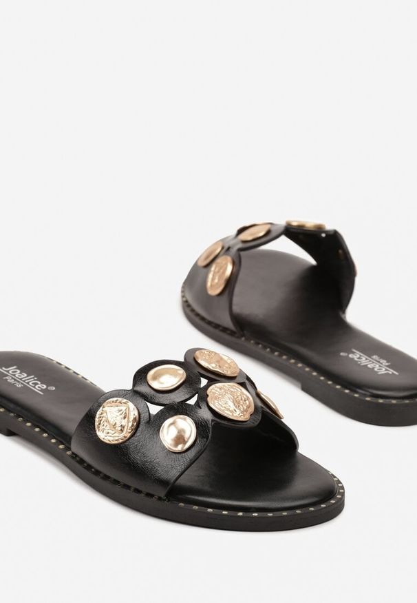 Renee - Czarne Klapki Zdobione Metalicznymi Aplikacjami Sepalie. Okazja: na co dzień. Kolor: czarny. Wzór: aplikacja. Obcas: na płaskiej podeszwie. Styl: elegancki, casual