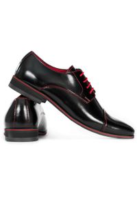 Faber - Czarne buty wizytowe z czerwonymi kontrastami T35. Kolor: wielokolorowy, czerwony, czarny. Materiał: skóra. Styl: wizytowy