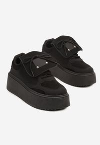Renee - Czarne Sneakersy Ozdobione Kokardą i Wywiniętym Językiem Ivalione. Okazja: na co dzień. Kolor: czarny. Materiał: jeans. Wzór: aplikacja